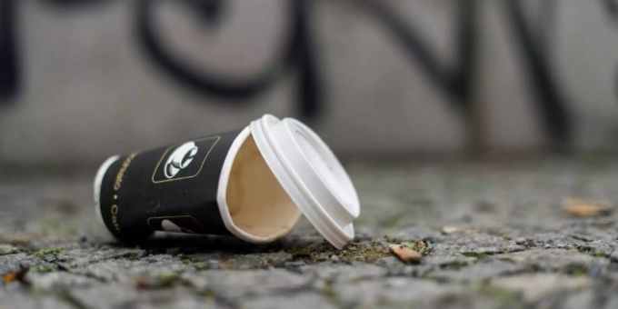 Weggeworfener Einweg-Kaffeebecher Weggeworfener Einweg-Kaffeebecher