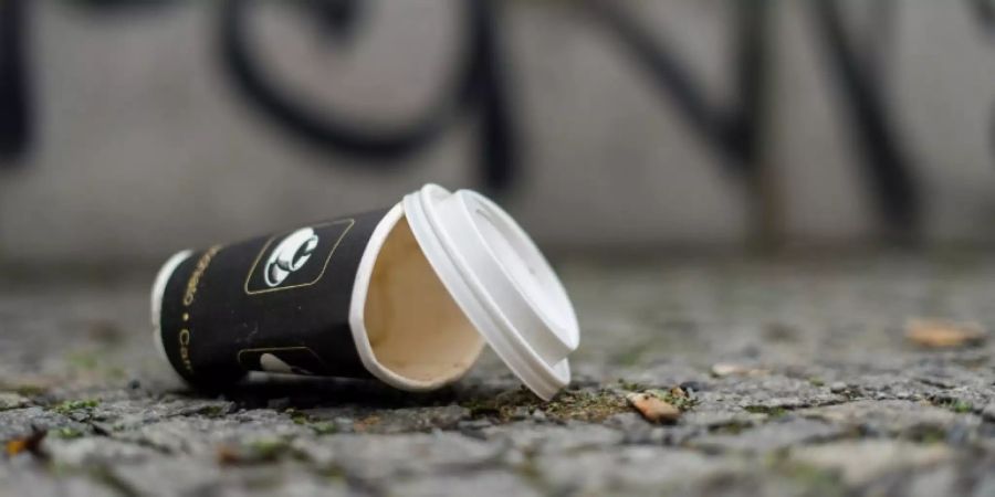 Weggeworfener Einweg-Kaffeebecher