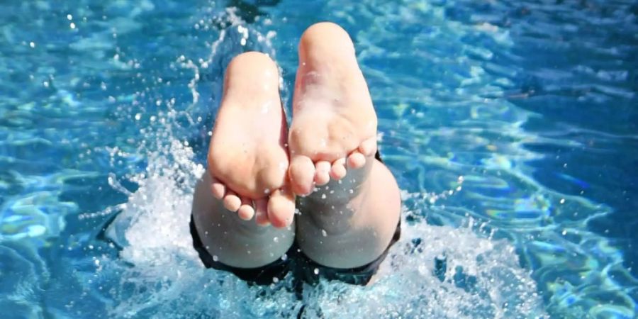 Junge im Schwimmbad