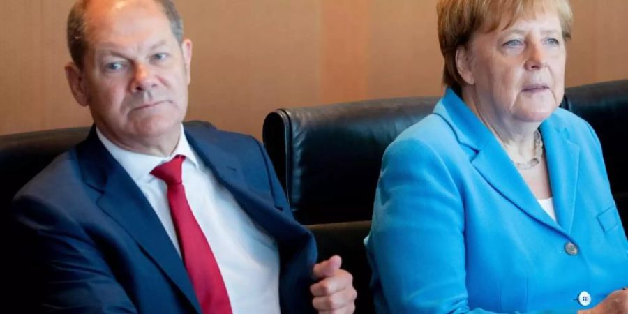 Bundeskanzlerin Angela Merkel und Bundesfinanzminister Olaf Scholz nehmen an der Sitzung des Bundeskabinetts teil. Foto: Kay Nietfeld