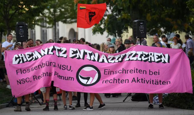 Ein Jahr nach der tödlichen Messerattacke auf dem Chemnitzer Stadtfest steht die Stadt an diesem Wochenende erneut im Fokus. Chemnitz