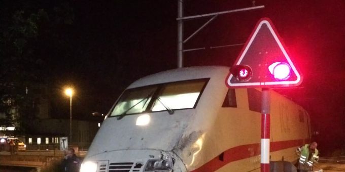 Kollision zwischen Zug und Auto Kollision zwischen Zug und Auto