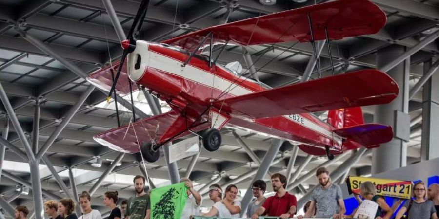 Nach Angaben der Veranstalter ist es die erste Demonstration von Fridays for Future an einem deutschen Flughafen. Foto: Christoph Schmidt