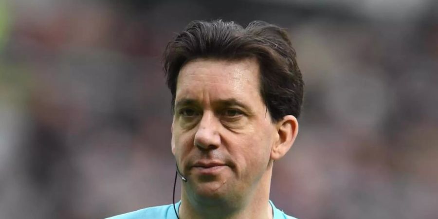 Bundesliga-Schiedsrichter Manuel Gräfe besänftigt die Trainer. Foto: Daniel Reinhardt