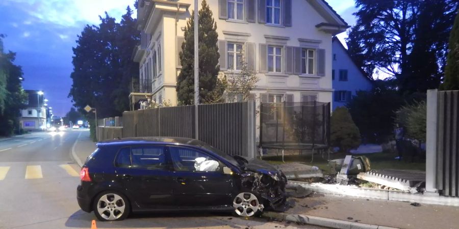 Der Autofahrer wurde mittelschwer verletzt.