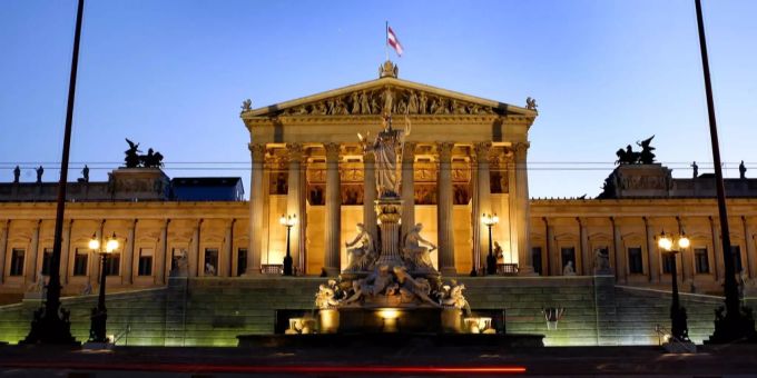 Blick auf Österreichs Parlament in Wien. Impflotterie wird verkündet