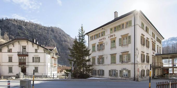 Blick auf die «Weisse Villa», links: Sie soll erhalten, aber verschoben werden, damit an der Julierstrecke ein Strassenengpass verschwindet. Blick auf die «Weisse Villa», links: Sie soll erhalten, aber verschoben werden, damit an der Julierstrecke ein Strassenengpass verschwindet.