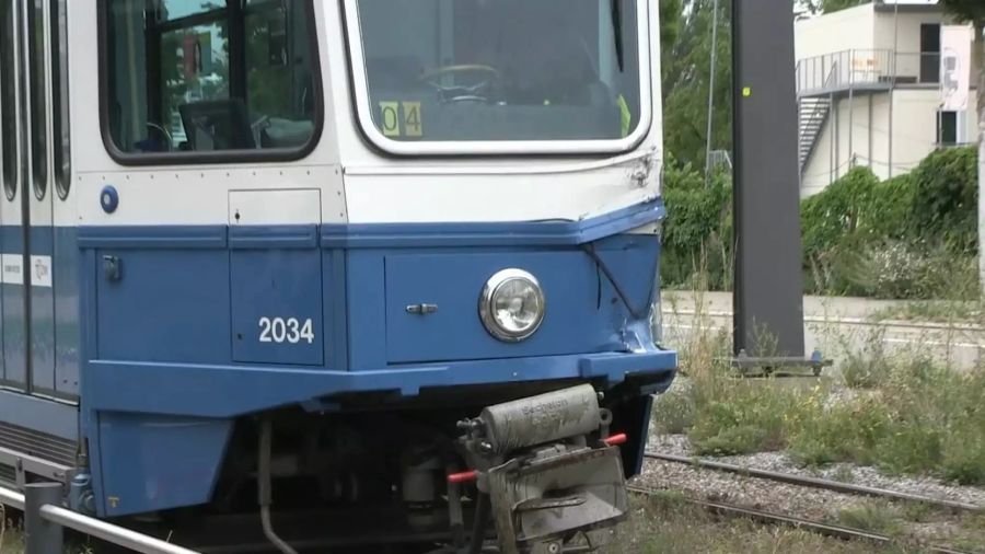 Das Tram wurde leicht beschädigt.