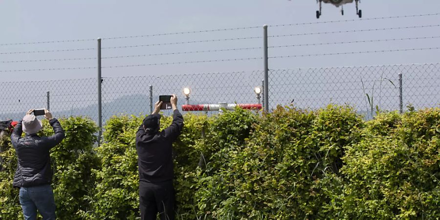 Flugzeugfans - sogenannte Planespotter - fotografieren den Start des Lockheed Martin F-35A Kampfflugzeuges in Payerne. (Archivbild)