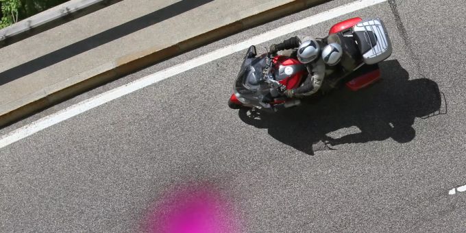Ein Motorradfahrer war am Freitagmittag mit 152 km/h statt 80 km/h unterwegs (Symbolbild). Motorrad