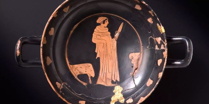 Die undatierte Aufnahme zeigt eine Attische Trinkschale (Keramik mit Goldauflage) im Archiv des Landesmuseums Württemberg. Schon die Kelten mochten den mediterranen Lebensstil. Sie tranken gerne Wein und nutzten dazu griechische Trinkgefässe aus Keramik. Kelten tranken Bier
