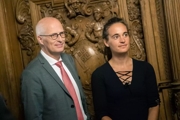 Carola Rackete, Sea-Watch-Aktivistin, steht während des 55. Bremer Kapitänstag neben Peter Tschentscher, Bürgermeister von Hamburg, im Rathaus. 55.Bremer Kapitänstag