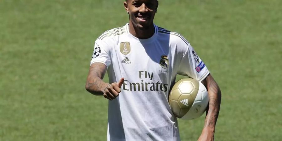 Bei der offiziellen Vorstellung im Stadion Santiago Bernabeu zeigte sich Real Madrids Neugzugang Éder Militão fit. Foto: Manu Fernandez/AP