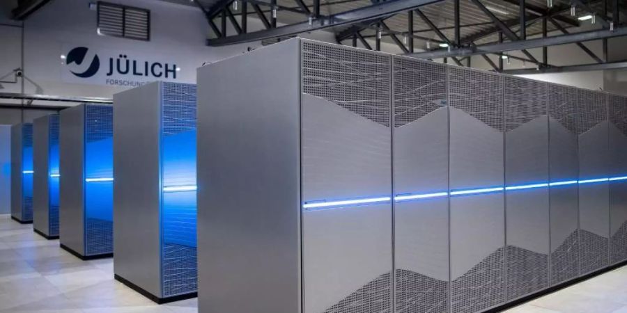 Der Supercomputers «Juwels» im Forschungszentrum Jülich. Der IT-Gigant Google und das Forschungszentrum Jülich arbeiten künftig bei der Entwicklung von superschnellen Rechnern zusammen. Foto: Marius Becker