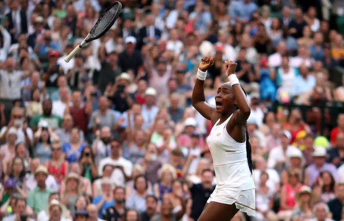 Da fliegt der Schläger: Coco Gauff feiert bei den Wimbledon Championships. Wimbledon Championships