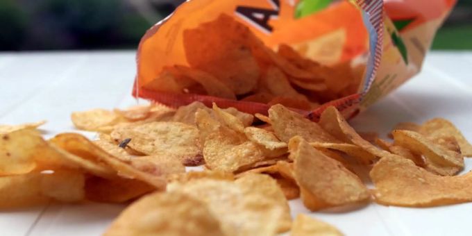 Eine Packung von Zweifel Paprika Chips. discounter aldi