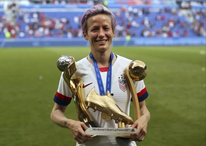 Megan Rapinoe posiert mit ihren individuellen Auszeichnungen. USA
