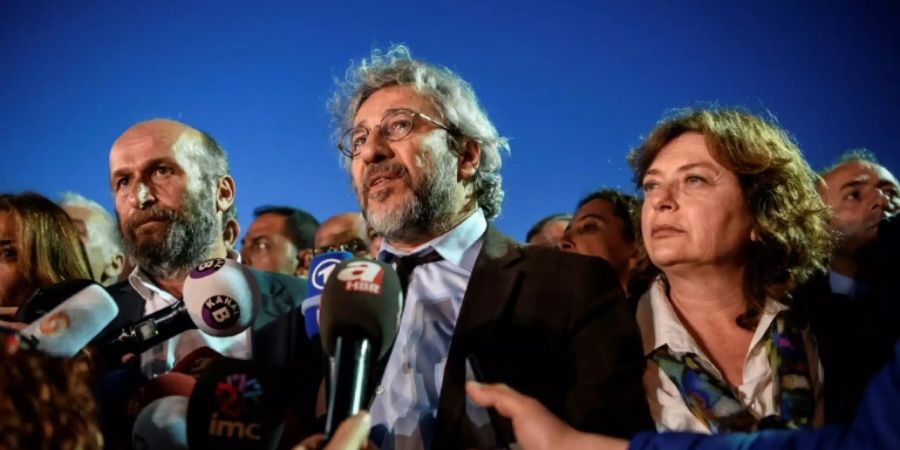 Can Dündars Ehefrau hat die Türkei verlassen