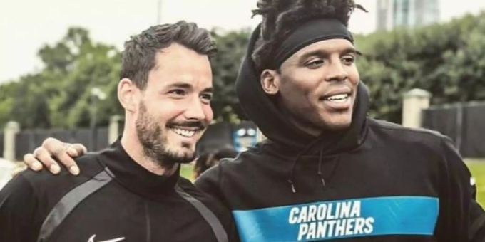 Sonst beim BVB – diesmal bei den Panthers: Roman Bürki (links) posiert mit NFL-Quarterback Cameron Newton von den Carolina Panthers. Roman Bürki BVB