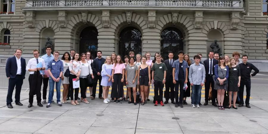 Nationalrat und Jugendliche im Bundeshaus