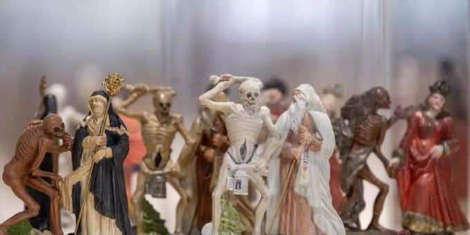 Figuren des "Zitzenhausener Totentanz" aus dem 18.-19. Jahrhundert auf der Triennale Kleinplastik Fellbach. Foto: Fabian Sommer Figuren des "Zitzenhausener Totentanz" aus dem 18.-19. Jahrhundert auf der Triennale Kleinplastik Fellbach. Foto: Fabian Sommer