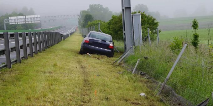 Selbstunfall endet in der Wiese