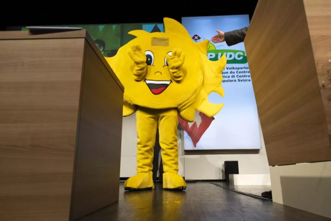 Die SVP-Sonne im Einsatz bei den Delegierten: In einer Wahlumfrage fordern fast die Hälfte der SVP-Wählenden mehr Engagement der SVP für den Klimaschutz. Sonne