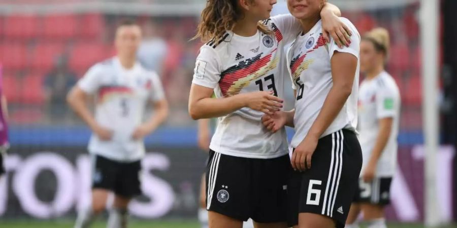 Lena Oberdorf (r) musste nach dem WM-Aus von Sara Däbritz getröstet werden. Foto: Sebastian Gollnow
