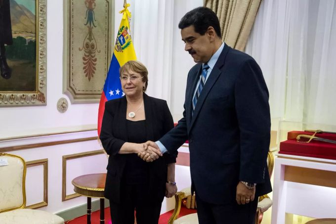 Michelle Bachelet und Nicolás Maduro schütteln sich die Hand. Michelle Bachelet