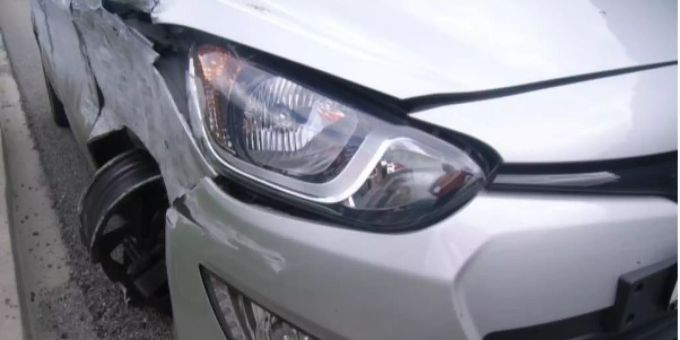Der Totalschaden am Fahrzeug sowie die Schäden an den Verkehrseinrichtungen betragen rund 17’000 Franken