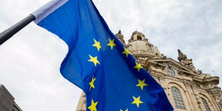 Europa-Flagge vor der Dresdner Frauenkirche