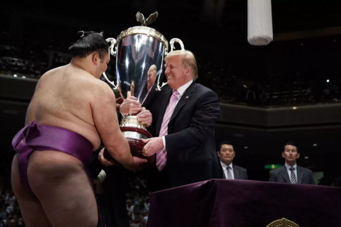 Donald Trump überreicht dem Gewinner ein rund 30 Kilogramm schwerer Pokal. h