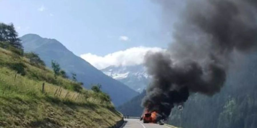 Raub der Flammen: Ein Polizist konnte den Lenker des SUV per Lichthupe vor Rauch und Feuer warnen.