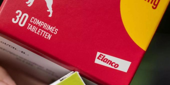 Medikamente für Hunde von Elanco (oben) und Bayer (unten). Bayer verkauft seine Tierarzneimittel-Sparte für 7,6 Milliarden US-Dollar (6,85 Mrd Euro) an den US-Konzern Elanco. Foto: Frank Rumpenhorst Medikamente für Hunde von Elanco (oben) und Bayer (unten). Bayer verkauft seine Tierarzneimittel-Sparte für 7,6 Milliarden US-Dollar (6,85 Mrd Euro) an den US-Konzern Elanco. Foto: Frank Rumpenhorst