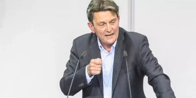 Der kommissarische Fraktionschef Rolf Mützenich hat seine Bereitschaft bekundet, in dem Amt weiterzumachen und sich dafür regulär zur Wahl stellen zu wollen. Foto: Wolfgang Kumm Der kommissarische Fraktionschef Rolf Mützenich hat seine Bereitschaft bekundet, in dem Amt weiterzumachen und sich dafür regulär zur Wahl stellen zu wollen. Foto: Wolfgang Kumm