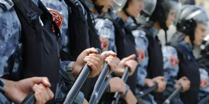 Polizisten stellen sich bei einer Kundgebung im Zentrum von Moskau zur Blockade auf. (Symbolbild) Foto: Alexander Zemlianichenko/AP moskau