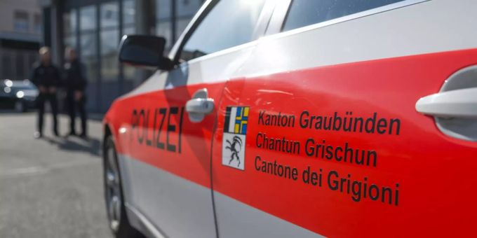 Ein Auto der Kantonspolizei Graubünden. Während einer Polizeikontrolle mit Auto geflüchtet.