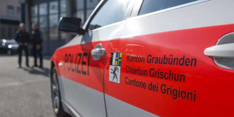 Während einer Polizeikontrolle mit Auto geflüchtet.