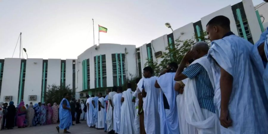 Wähler vor einem Wahllokal in Nouakchott