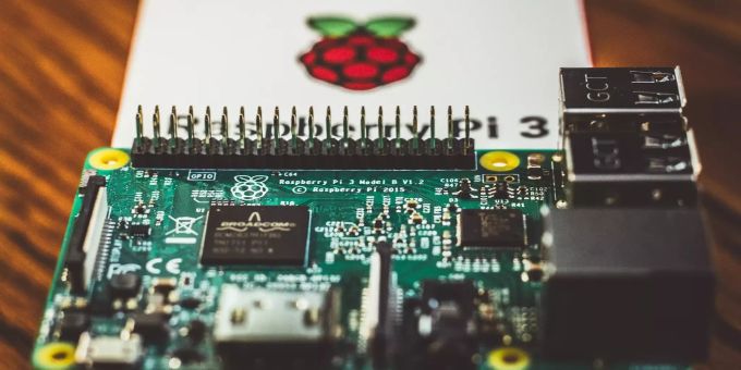Ein Raspberry Pi 3 liegt auf einem Tisch. Ein abgeändertes Modell kommt jetzt gegen Stechmücken zum Einsatz. Raspberry Pi laser