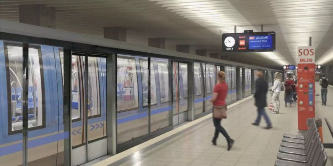 Das von der Münchner Verkehrsgesellschaft zur Verfügung gestellte und am Computer bearbeitete Bild zeigt automatische Bahnsteigtüren am Bahnsteig. In einem Pilotprojekt im U-Bahnhof Olympiazentrum sollen solche Bahnsteigtüren ab 2023 zunächst an einem Gleis getestet werden. MVG plant Bahnsteigtüren für Münchner U-Bahn