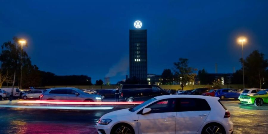 VW-Logo in Wolfsburg