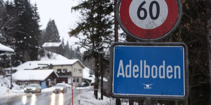 Strassenschild der Ortschaft Adelboden. Adelboden