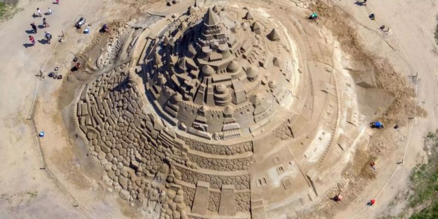 Spacig: Himmelwärts strebt die Sandburg von Binz. Foto: Jens Büttner