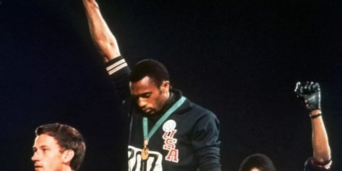Der Sieger Tommie Smith und der Drittklassierte John Carlos ballen bei der Siegerehrung über 200 m die Faust, die in schwarzen Handschuhen steckt. Damit protestieren die Amerikaner gegen die Unterdrückung der Schwarzen. Zaungast dieser historischen Aktion ist der Australier Peter Norman. Der Sieger Tommie Smith und der Drittklassierte John Carlos ballen bei der Siegerehrung über 200 m die Faust, die in schwarzen Handschuhen steckt. Damit protestieren die Amerikaner gegen die Unterdrückung der Schwarzen. Zaungast dieser historischen Aktion ist der Australier Peter Norman.