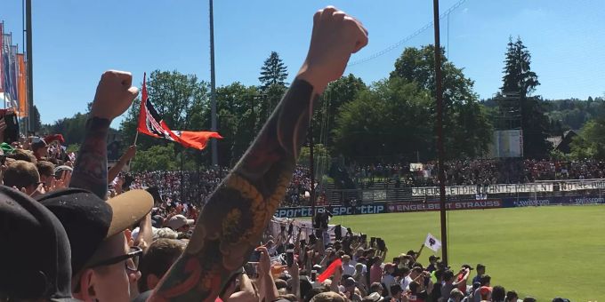 Fans im Stadion Brügglifeld bei einem Spiel des FC Aarau. FC Aarau
