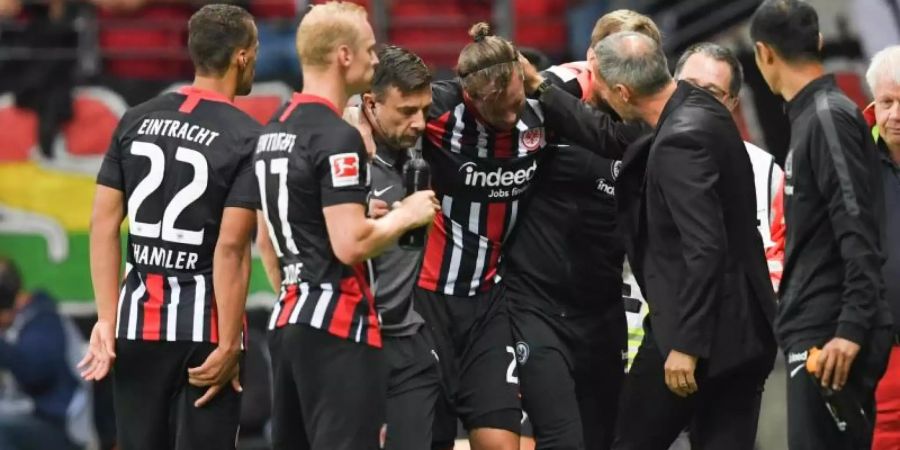 Die schwere Verletzung von Identifikationsfigur Marco Russ (M.) drückte die Stimmung bei der Eintracht. Foto: Arne Dedert