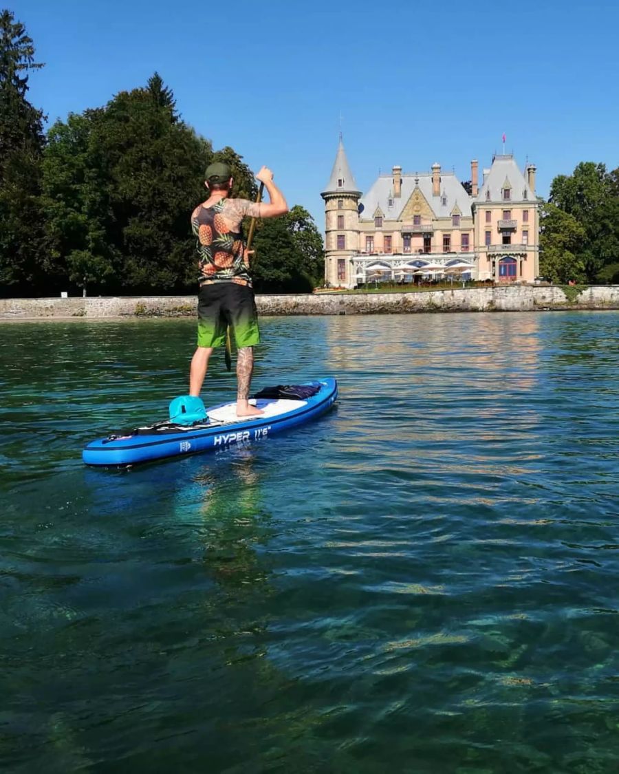 Mit dem «Stand Up Paddle» lässt sich das Wetter auf dem Thunersee geniessen.