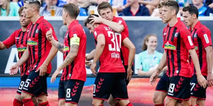 Freiburgs Spieler freuen sich über den Auswärtserfolg bei der TSG Hoffenheim. Foto: Uwe Anspach Freiburgs Spieler freuen sich über den Auswärtserfolg bei der TSG Hoffenheim. Foto: Uwe Anspach
