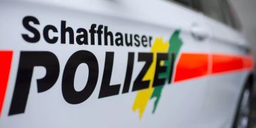 Unbekannte Täterschaft schlug das Schaufenster ein.